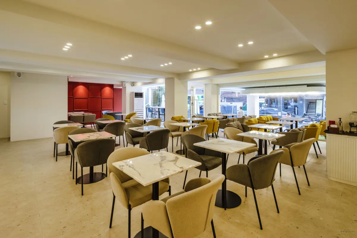 넓은 홀과 대리석 테이블이 돋보이는 모던 카페